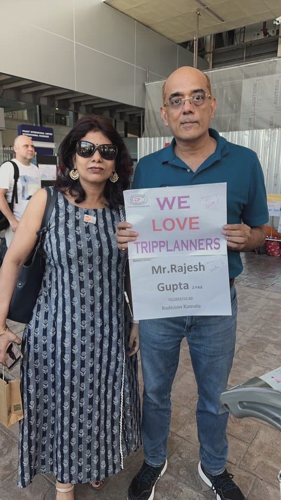 A couple with a We love Tripplanners sign