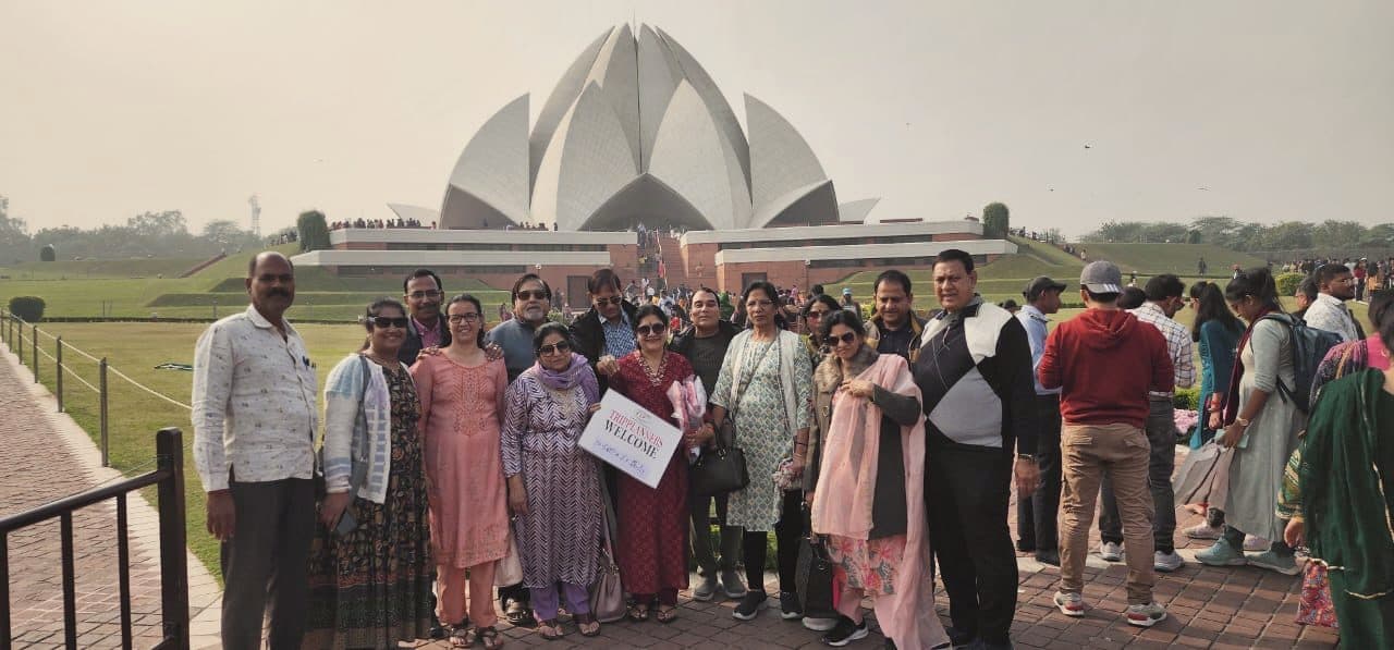 A large group at the Lotus Temple, New Delhi
